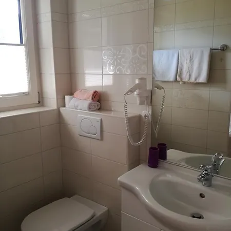 Gaestehaus Holaus Pensión 3*